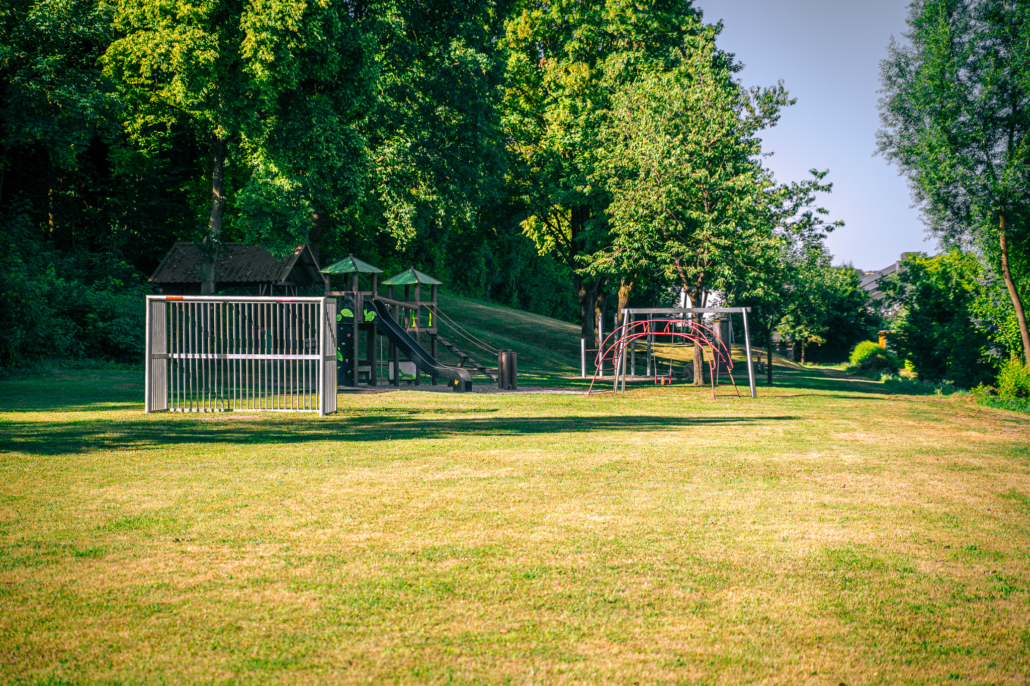 Kinderspielplatz + Bolzplatz